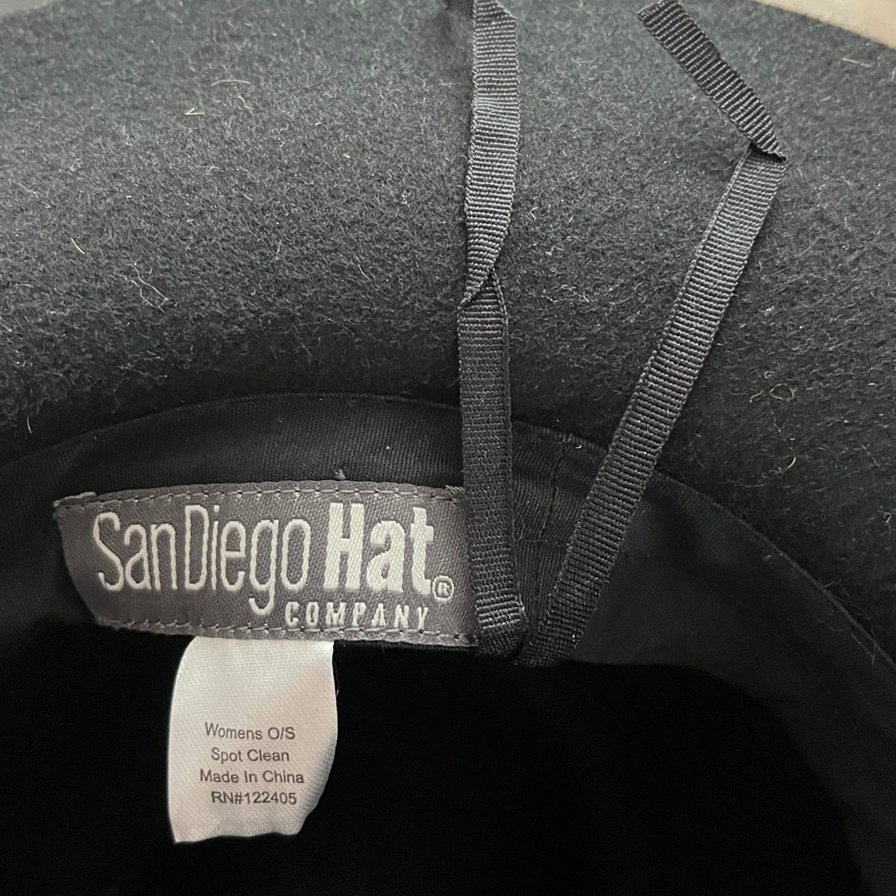 San  Diego Hat Company 
Woman’s Fedora Black with 
Rhinestone band
Adjustable OS - Picture 7 of 7